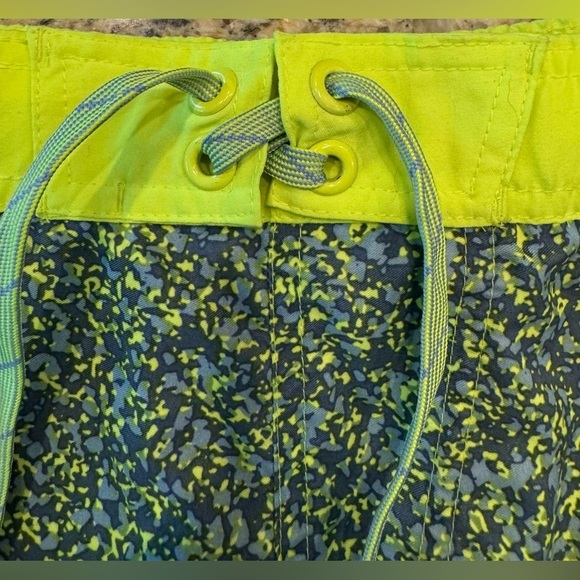 Nike Swim Trunks Mens Medium Green Yellow 9 in Inseam Shorts Pockets Mesh Lined - Picture 6 of 12